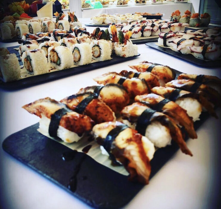 sushi caliente en mesa para catering
