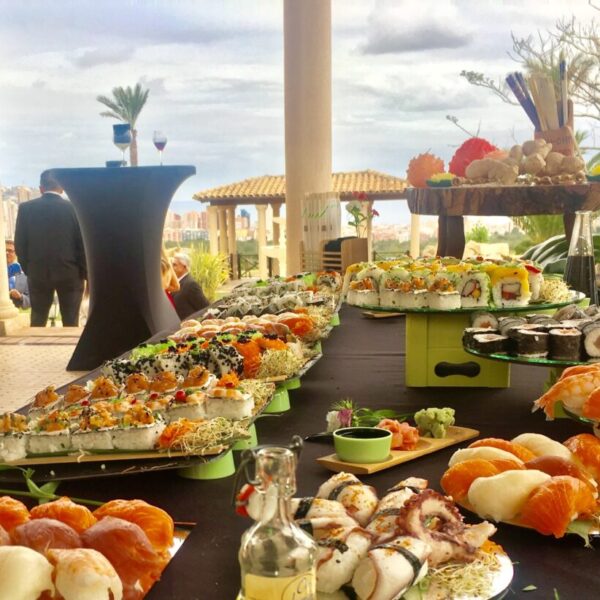mesa de sushi tradicional en catering en Ibiza