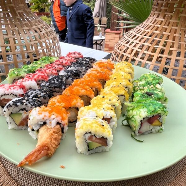plato de sushi en catering para eventos en Ibiza