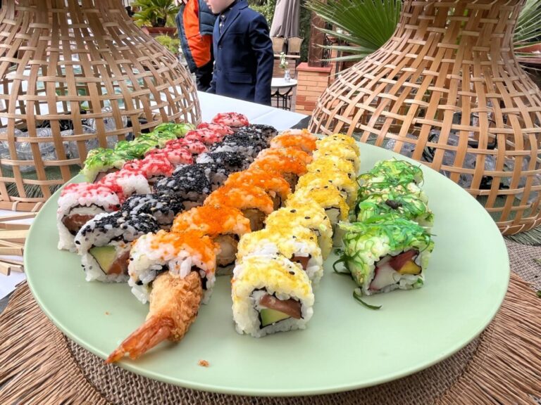 plato de sushi en catering para eventos en Ibiza